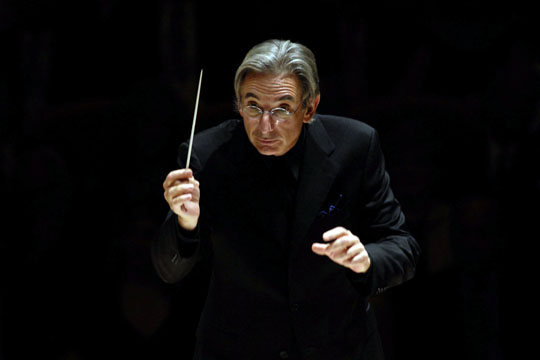 Michael Tilson Thomas led the New World in Dvorak's Symphony No. 8 Friday night at the Lincoln Theatre.